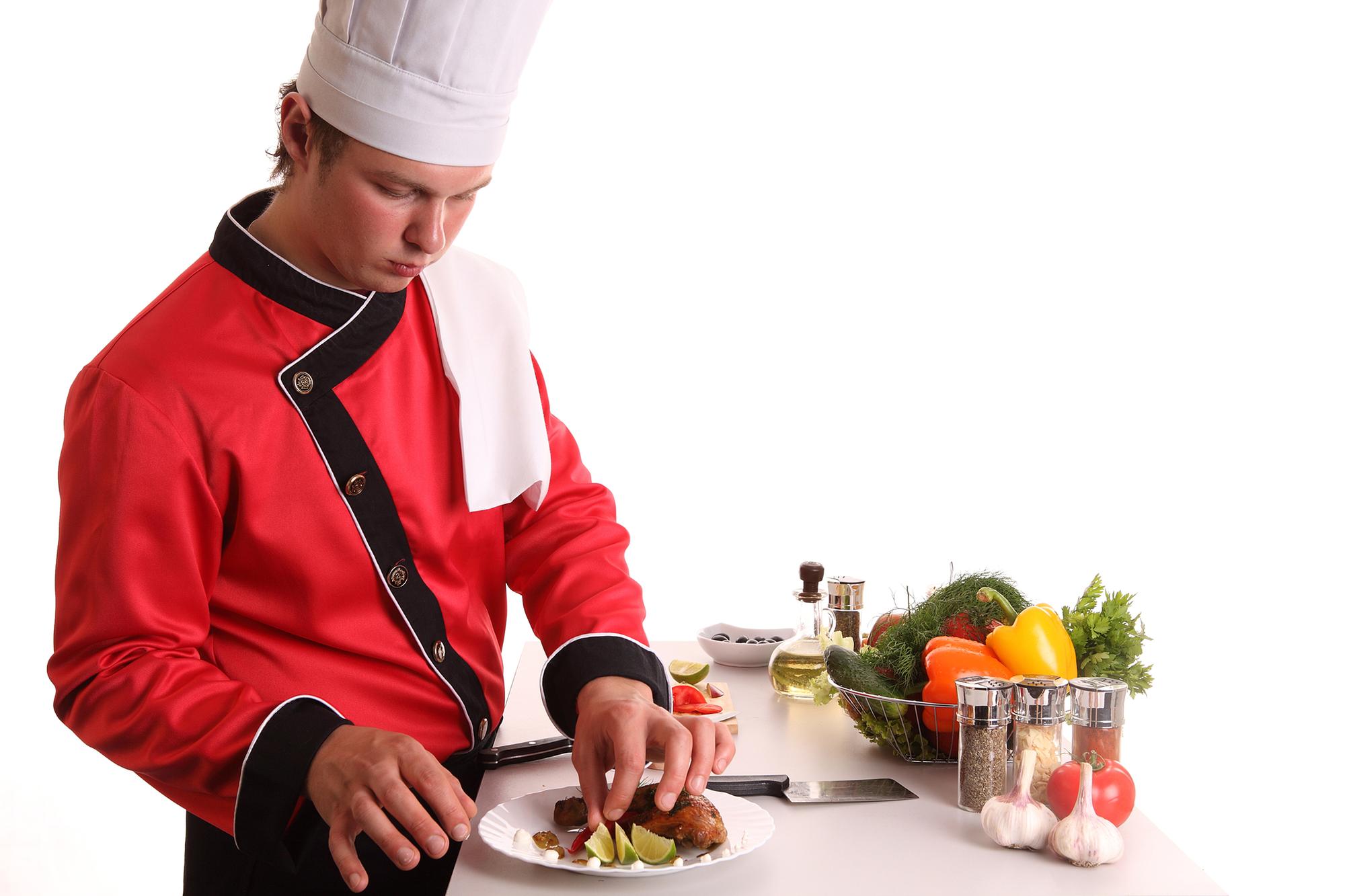 Chef che mostra una preparazione in cucina